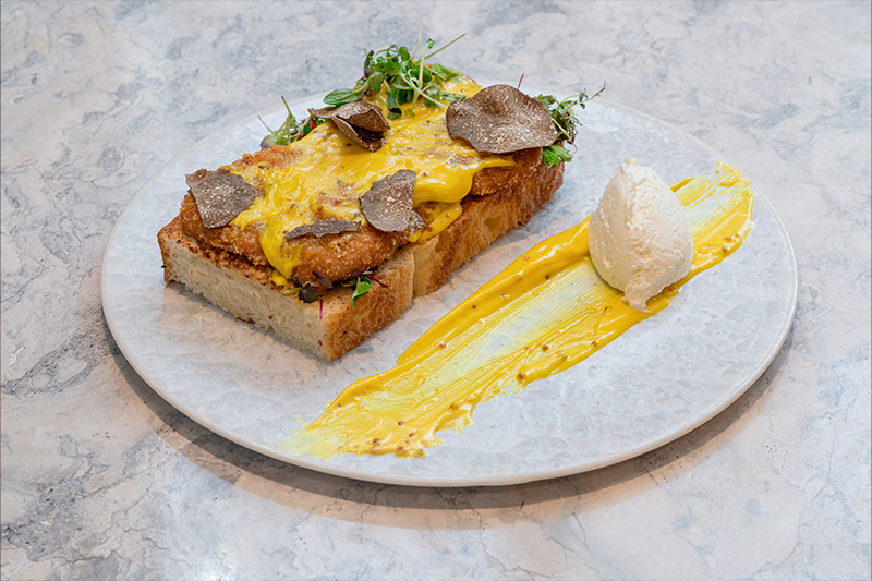 イタリア産仔牛のシュニッツェルとトリュフのオープンサンド 